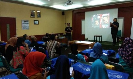 Foto Produk: MM Universitas Airlangga Surabaya memberi pelatihan foto produk untuk difabel