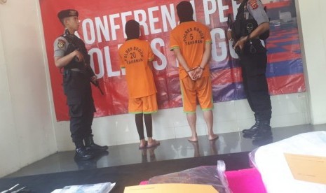  Polres Bogor menangkap dua muncikari Y dan GY yang menawarkan perawan seharga Rp 20 juta.