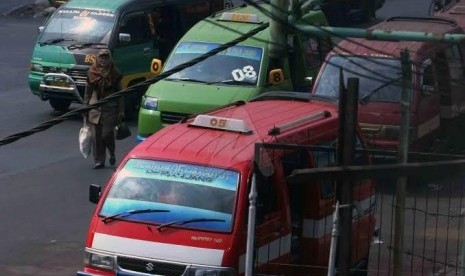  Pemerintah Kota Bogor melalui Dinas Perhubungan (Dishub) melakukan simulasi perubahan jalur angkot trayek 10 dan 12 di kawasan Pasar Anyar.