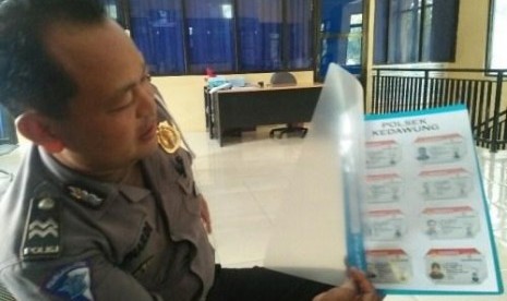  Baur SIM Polres Sragen, Aiptu Suwardi saat menunjukkan Smart SIM milik pemohon yang akan diantar ke alamat rumah oleh Satgas Delivery SIM. Foto/Wardoyo