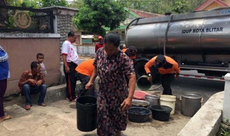 Distribusi air bersih di Kota Blitar.