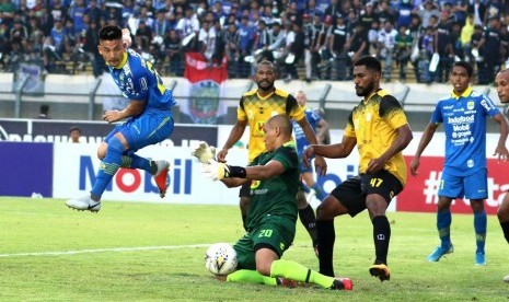 Skuat Persib Bandung kesulitan menembus pertahanan Barito Putera 