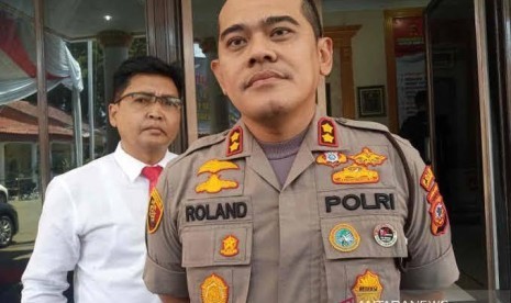  Kapolres Cirebon Kota AKBP Roland Ronaldy mengatakan saat ini Densus 88 Antiteror Polri masih melakukan penggeledahan rumah dan tempat tinggal enam orang terduga teroris yang diamankan pada Senin (18/11).