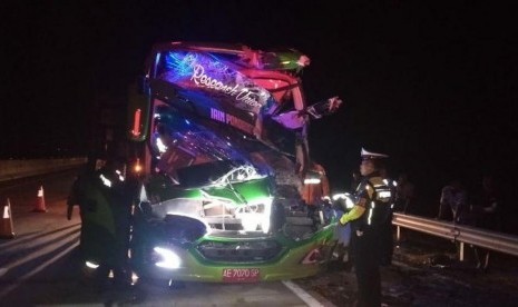 Bus Rombongan IAIN Tabrak Truk, 5 Mahasiswa Terluka