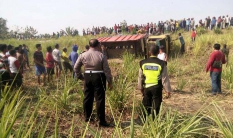 truk terguling ke sawah.