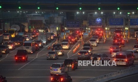 Sejumlah kendaraan melintas di Pintu masuk Tol Cikarang Utama