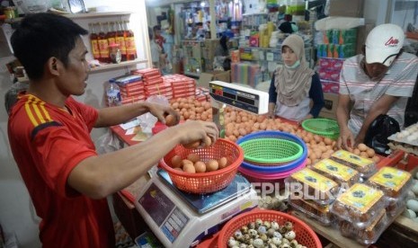 Harga Telur Ayam Naik Kembali. Pembeli memilih telur ayam negeri di pasar tradisional, Jakarta, Ahad (1/7).