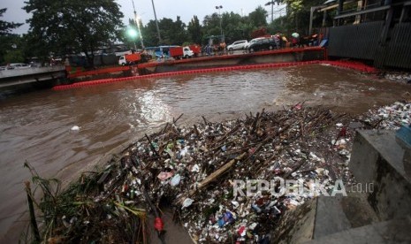 Kondisi sampah yang menumpuk di Pintu air Manggarai, Jakarta, Senin (5/2).