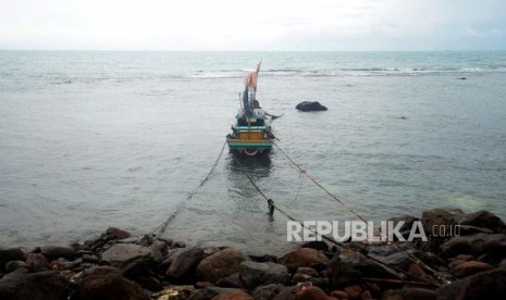 Kapal nelayan bersandar di Desa Way Uli, Kalianda, Lampung Selatan, Selasa (25/12).