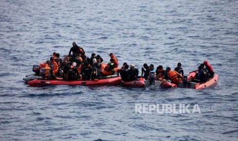 Sejumlah tim SAT gabungan melakukan pencarian pesawat Lion Air JT-610 yang jauh di Perairan Karawang, Jawa Barat, Kamis (1/11).