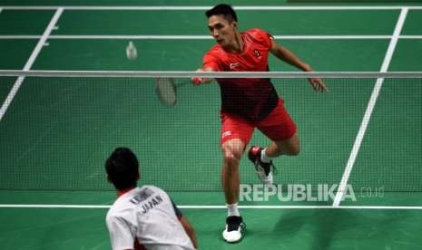 Pebulu Tangkis Indonesia Jonathan Christie saat melawan pebulu tangkis Jepang, Kenta Nishimoto, pada babak semifinal cabang olahraga bulu tangkis Asian Games 2018 kategori tunggal putra di Istora Senayan, Jakarta, Senin (27/8).