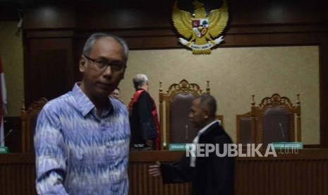 Convict of obstruction of justice case, Bimanesh Sutarjo, walks out the courtroom after listening to the verdict at Corruption Court, Jakarta, Monday (July 16).