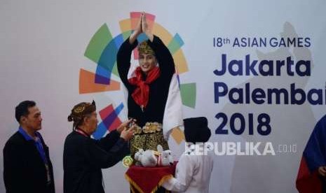 Pesilat Indonesia Sugianto saat penyerahan medali usai pertandingan cabang olahraga silat Asian Games 2018 kategori tunggal putra di Padepokan Pencak Silat TMII, Jakarta, Rabu (29/8).