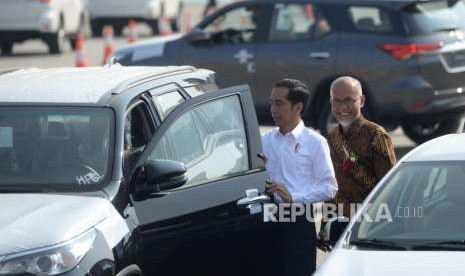 Presiden Joko Widodo didampingi Presiden Direktur PT Toyota Motor Manufacturing Indonesia (TMMIN) Warih Andang Tjahjono meninjau mobil bermerek toyota yang akan di ekspor. 