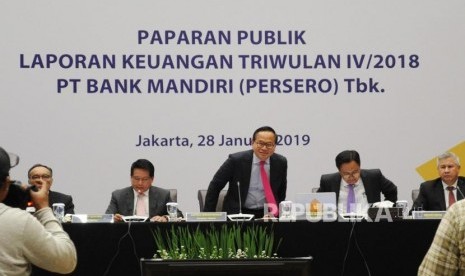 Direktur Utama Bank Mandiri Kartika Wirjoatmojo (tengah) bersiap saat akan berikan Laporan Keuangan Triwulan IV/2018 PT Bank Mandiri Tbk di Jakarta, Senin (28/1).