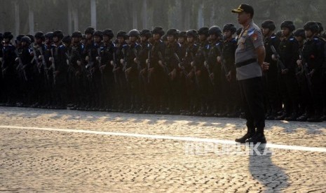 Sejumlah anggota Kepolisian saat mengikuti apel Operasi Ketupat 2019 di Monas, Jakarta, Selasa (28/5).