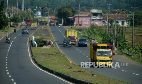 Truk melintasi Jalur Pantura, Jawa Tengah, yang kerap menjadi sasaran teror pelemparan batu.