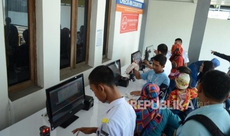 Para calon penumpang Kereta Api (KA) antre melakukan Check In atau cetak boarding pass tiket, di Stasiun KA Kiaracondong, Kota Bandung, Ahad (10/6).