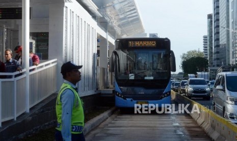 Bus Transjakarta menunggu penumpang di Halte Bundaran HI, Jakarta, Senin (25/3).