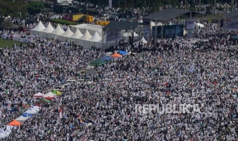 Suaana  masa aksi  212  mengikuti  reuni aksi 212 di Lapangan Monumen Nasional, Jakarta, Ahad, (2/12).