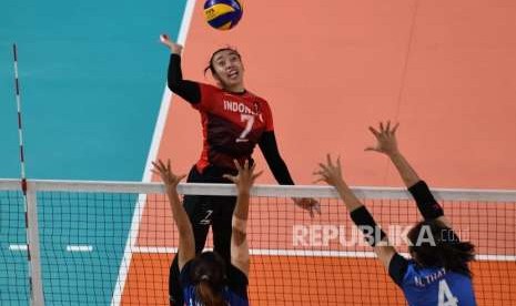 Atlet Bola Voli Indonesi  Amalia Nabila  melakukan smash  saat melawan tim bola voli Thailand  dalam kualifikasi  grup A bola Voli Putri  Asian Games di Volley Indor Senayan , Jakarta,  Senin (27/8).