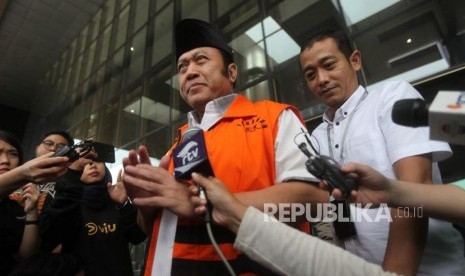 Bupati Lampung Selatan nonaktif Zainudin Hasan berjalan keluar gedung seusai menjalani pemeriksaan lanjutan di Gedung KPK, Jakarta, Senin (15/10).