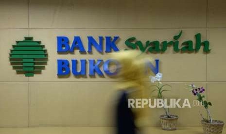 Karyawan beraktivitas di Bank Syariah Bukopin (BSB), Jakarta, Kamis (27/9).