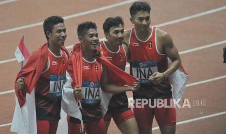 Tim lari estafet Indonesia berfoto bersama seusai bertanding pada cabang atletik nomor lari estafet 4x100 meter putra Asian Games 2018 di Stadion Gelora Bung Karno, Senayan, Jakarta, Kamis (30/8).