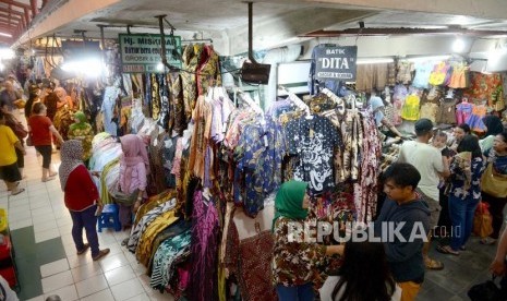 Pedagang batik melayani pembeli di los batik Pasar Beringharjo, Yogyakarta. Masyarakat Ekonomi Syariah dan Halal Club Yogyakarta inisiasi Beringharjo jadi pasar halal. Ilustrasi.