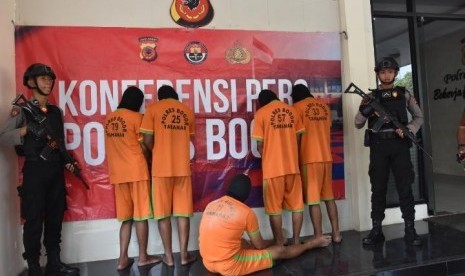  Sebanyak 5 orang dijadikan tersangka oleh Polres Bogor setelah melakukan pembacokan terhadap Bripka Ade yang merupakan anggota Polsek Parung, Kabupaten Bogor.