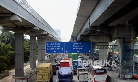 Sejumlah kendaraan melintas di dekat proyek pembangunan jalan tol layang Jakarta-Cikampek dan LRT di Bekasi, Jawa Barat, Selasa (23/4).