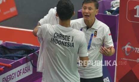 Pelatih bulu tangkis tunggal putra Indonesia Hendry Saputra memberikan instruksinya kepada pebulu tangkis Jonatan Christie.