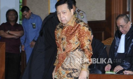 Terdakwa kasus tindak pidana korupsi KTP Elektronik Setya Novanto usai berdiskusi dengan penasehat hukum saat menjalani persidangan yang beragendakan pembacaan putusan di Pengadilan Tindak Pidana Korupsi (Tipikor), Jakarta, Selasa (24/4).