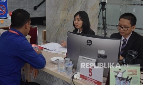 Petugas MK memberikan penjelasan terkait  permohonan atas sengketa pilkada 2018  di Gedung Mahkamah Konstitusi, Jakarta, Rabu (11/7).