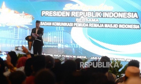 Silaturahim dengn BKPRMI. Presiden Joko Widodo menyampaikan arahan kepada peserta saat Silaturahim dengan Badan Koordinasi Pemuda Remaja Masjid Indonesia (BKPRMI) di Jakarta, Rabu (25/4).