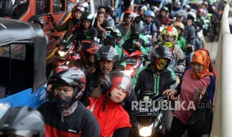 Pejalan kaki mencari jalan saat terjadinya kemacetan di Jalan Jatibaru, Tanah Abang, Jakarta, Kamis (7/3).