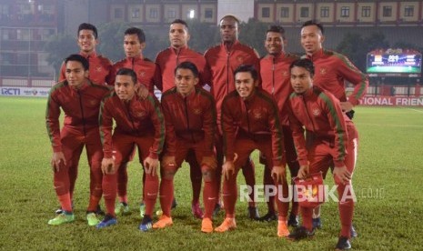 Pemain Sepakbola Indonesia U23 melakukan sesi foto dalam laga persahabatan melawan Thailand U23 di lapangan sepakbola PTIK di Jakarta, Kamis (32/5) Malam. 