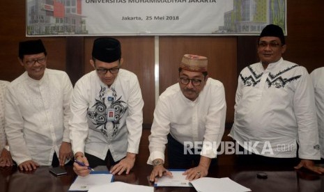 Dirut Bank Syariah Bukopin (BSB) Saidi Mulia Lubis (kedua kiri) bersama Rektor Universitas Muhammadiyah Jakarta (UMJ) Syaiful Bakhri (kedua kanan) menandatangani perjanjian kerjasama disaksikan Wakil Rektor 2 UMJ Haris Sarwoko (kanan) dan Direktur Bisnis BSB Eddy Cahyono di Kampus UMJ,Tanggerang Selatan, Banten, Jumat (25/5).