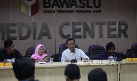 Ketua Kelompok Kerja Pemilu Luar Negeri (Pokja PLN) Wajid Fauzi (tengah) bersama Ketua Pusat Studi Migrasi Migrant Care Anis Hidayah (kanan) dan Mantan Buruh Migran Siti Badriyah (kiri) memberikan paparannya pada diskusi media di gedung Bawaslu, Jakarta, Ahad (7/10).