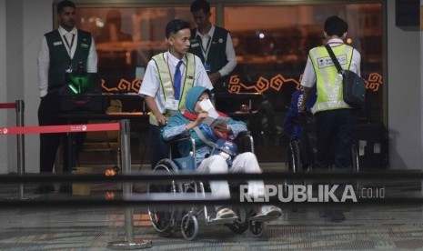 Petugas maskapai  Saudi Airlines membawa jamaah  calon haji saat  menikmati layanan sistem baru keimigrasian untuk Saudia Airlines di Bandara Soekarno Hatta, Tangerang , Banteng, Selasa (17/7) malam. 410 jamaah calon haji pertama embarkasi Jawa Barat  menikmati kemudahan sistem baru keimigrasian yang telah disiapkan oleh Pemerintah Arab Saudi dan PT Angkasa Pura II (Persero) di Bandara Internasional Soekarno-Hatta (Soetta).