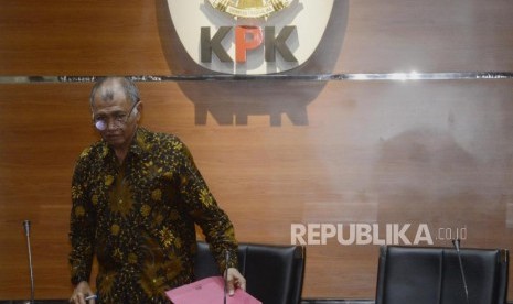 Ketua KPK Agus Rahardjo usai memberikan keterangan saat konferensi pers di Gedung KPK, Jakarta, Kamis (8/8).