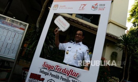 Gubernur DKI Jakarta Anies Baswedan usai melakukan pengecekan Daftar Pemilih Tetap (DPT) Pemilu 2019 dan Pilpres 2019 di Kantor Kelurahan Cilandak Barat, Jakarta Selatan, Rabu (17/10).