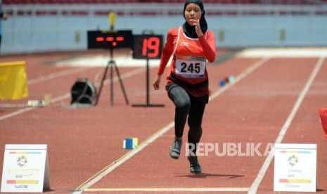 Atlet Lompat Jauh Indonesia Karisma Evi Tiarani bersiap untuk melakukan lompatan pada babak final para atletik nomor lompat jauh putri T42/43/44 dan T61/62/63/64 Asian Para Games 2018 di Stadion Utama Gelora Bung Karno, Jakarta, Selasa (9/10).