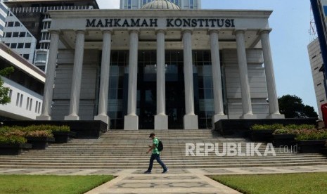 Pengunjung melintas di depan Gedung Mahkamah Konstitusi, Jakarta, Kamis (23/5).