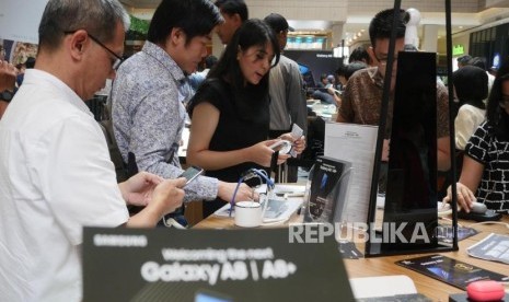 Sejumlah konsumen memperhatikan produk Samsung Galaxy A8 dan A8+ pada penjualan perdana Samsung galaxy A8 dan A8+ di Jakarta, jumat (19/1).