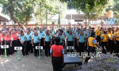 Melihat Kehiduan Panti Sosial. Warga binaan Panti Sosial Bina Laras harapan Sentosa 2 Budi Murni Cipayung berbaris sebelum acara pagi di Jakarta, Ahad (6/1/2019).