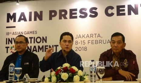 Ketua Umum Inasgoc Erick Thohir (tengah) bersama Deputi I Inasgoc Harry Warganegara Harun (kiri) dan Wakil Ketua Inasgoc Syafri Syamsudin memberikan penjelasan mengenai Invitation Tournament Asean Games 2018 di Jakarta, Jumat (9/2).