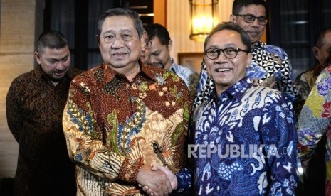 SBY Temui Zulkifli Hasan. Ketua Umum Partai Demokrat Susilo Bambang Yudhoyono (tengah) berjabat dengan Ketua Umum PAN Zulkifli Hasan di kediaman, Jakarta, Rabu (25/7) malam.