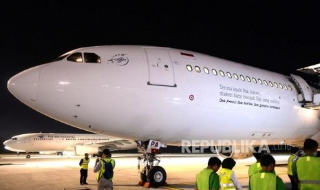 Konsekuensi Pembatalan Penerbangan Haji bagi Garuda. Foto: Angkutan Ibadah Haji.  Pesawat Garuda Indonesia  saat keberangkatan pertama jamaah calon haji di Bandara Adi Soemarmo, Boyolali, Jawa Tengah, Minggu (7/7/2019).