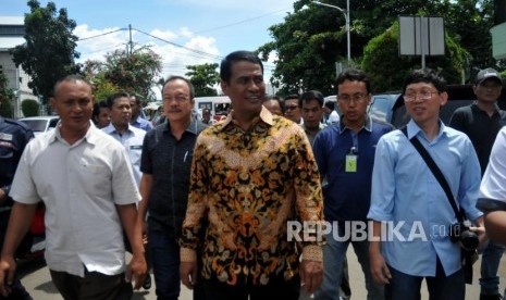 Menteri Pertanian Amran Sulaiman bersip  melakukan sidak di Pasar Induk Beras Cipinang, Jakarta, Senin (4/12).